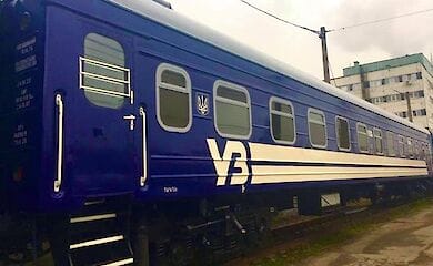 Укрзалізниця вирішила перефарбувати вагони в темний колір