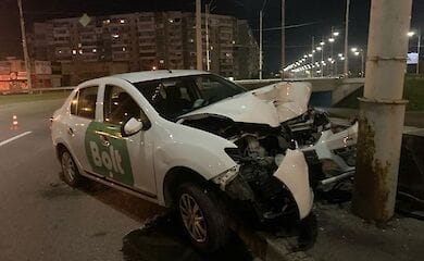 В Киеве на Троещине такси врезалось в столб