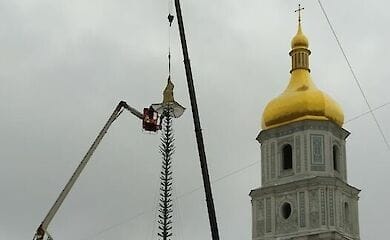 На главную елку Киева надели шляпу волшебника