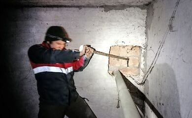 Спасатели достали котенка из замурованного подвала