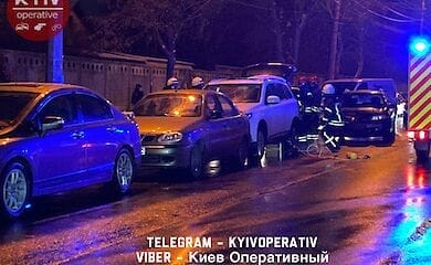 Серьезное ДТП на Правом берегу: в авто произошла утечка газа