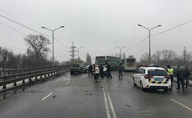 Под Киевом столкнулись семь авто и два автобуса