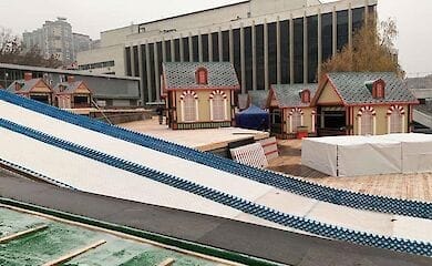 В центре Киева установили еще одну елку