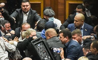 В Одессе депутаты дерутся и ломают мебель