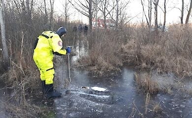 В Киеве на Троещине в водоеме обнаружили замерзшее тело мужчины