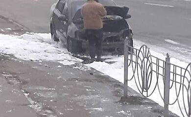 У Києві на Харківському шосе на ходу загорілася автівка