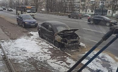 У Києві на Харківському шосе на ходу загорілася автівка