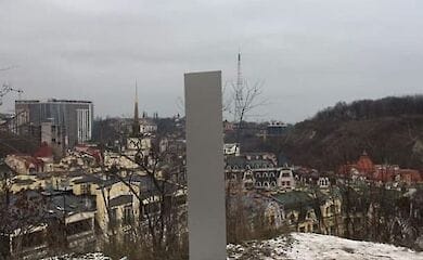 Два сразу два таинственных монолита нашли в Украине