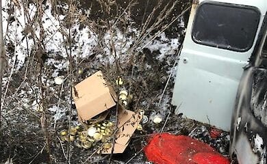 УАЗ набитый контрабандной икрой пограничники обнаружили в вертикальном положении в противоконтрабандном рве