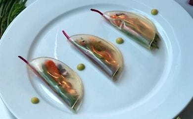 Дизайнер пропонує використовувати пір'я для приготування страв