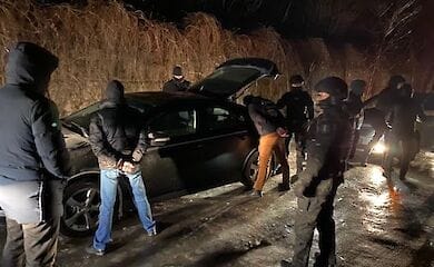 В Киеве за вымогательство арестовали троих полицейских