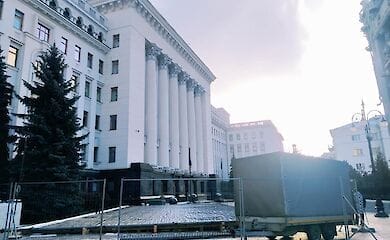 Под Офисом президента откроют карусель