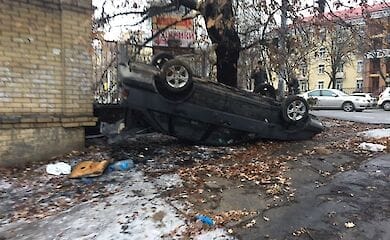 В Киеве за неправильную парковку перевернули автомобиль