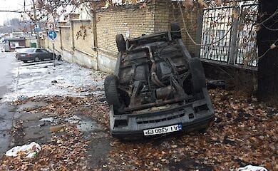 В Киеве за неправильную парковку перевернули автомобиль