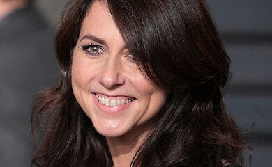 Самая богатая женщина мира раздает свое состояние