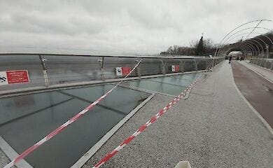 Стекло на "мосту Кличко" снова треснуло