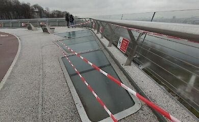 Стекло на "мосту Кличко" снова треснуло