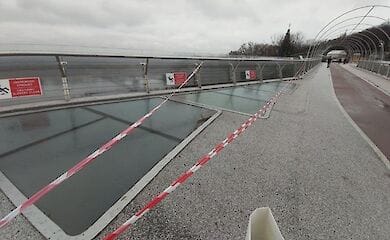 У Центрі Києва на так званому мосту Кличка, знову тріснуло скло
