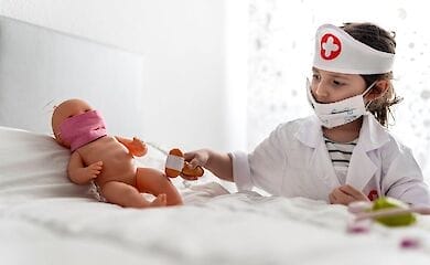 В Испании и Португалии выпустили детских кукол в защитных масках и игрушечные тест-лаборатории на COVID-19