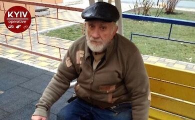 Пожилой мужчина, потерявший память сидит на детской площадке в Киеве