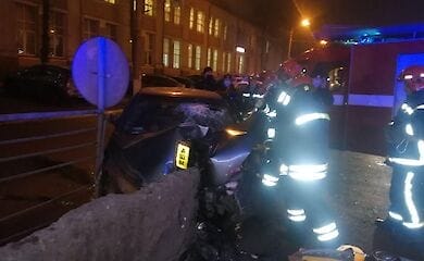 В Киеве авто влетело в отбойник, водителя доставали спасатели