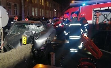В Киеве авто влетело в отбойник, водителя доставали спасатели