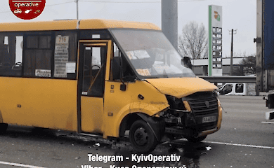 В Киеве маршрутка врезалась в грузовик