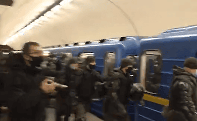 На станцию метро «Дворец Украина» согнали нацгвардию: видео