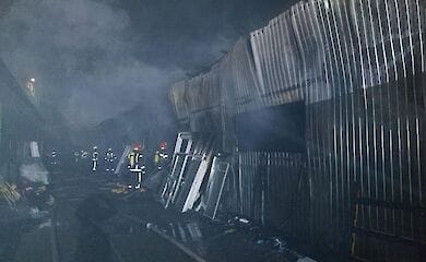 У Києві дві години горів склад: рятувальники розповіли подробиці