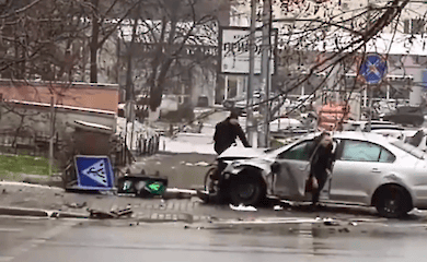 В центре Киева автомобиль снес светофор