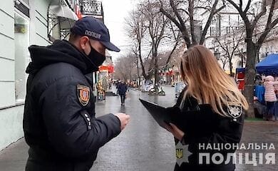 В центре Одессы девушка ударила прохожего ножом