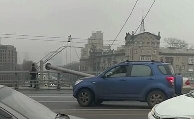 Названа причина падіння стовпів на Шулявському мосту в Києві