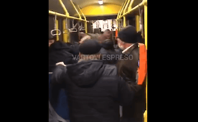 В столичном троллейбусе мужчина во время драки получил ножевое ранение
