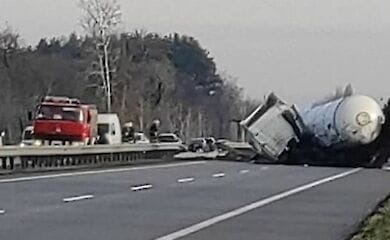 На трассе в Киевской области перевернулся грузовик, полностью заблокировав движение