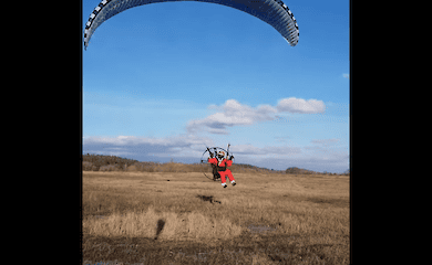 Планерист в костюме Санта Клауса разбрасывал с неба конфеты