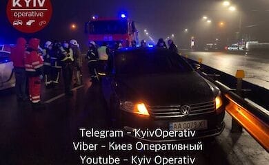 В Киеве водитель уснул за рулем и врезался в отбойник