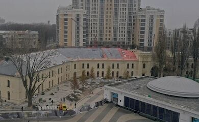 На Арсенальной площади высадили деревья и убрали забор