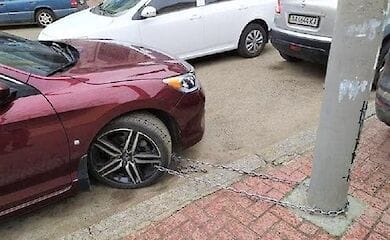 В столице автомобиль приковали цепью к столбу
