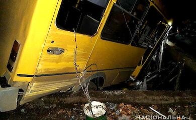 В Николаевской области маршрутка с пассажирами съехала с дороги, сбила забор частного дома и упала в бассейн