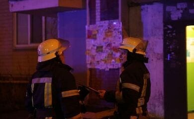 В Киеве спасатели ликвидировали пожар в многоэтажном жилом доме