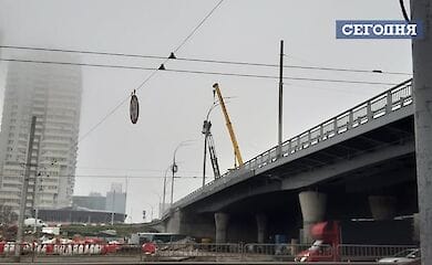 На столичному Шулявському мосту встановили стовпи