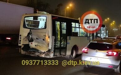 В Киеве на Окружной произошло двойное ДТП: повреждены 7 авто