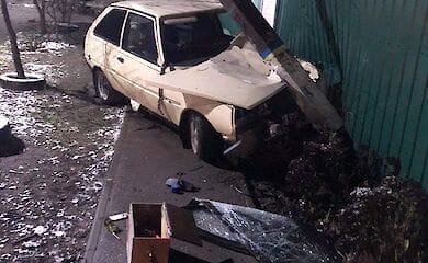 Под Киевом автомобиль снес электроопору