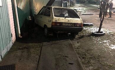 Под Киевом автомобиль снес электроопору