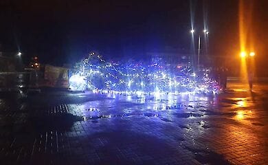 В Каневе из-за ветра упала городская новогодняя елка