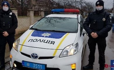 В Одессе мужчина перерезал себе вены на улице и истекал кровью