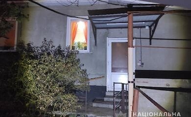 Чоловік у медичній масці, погрожуючи палицею, пограбував жінку