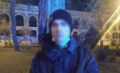 На Контрактовой молодые люди напали на прохожего
