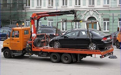 В Киеве на Позняках эвакуировали автомобиль с ребенком внутри