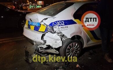 В Киеве пьяный водитель протаранил три авто, пострадала полицейская